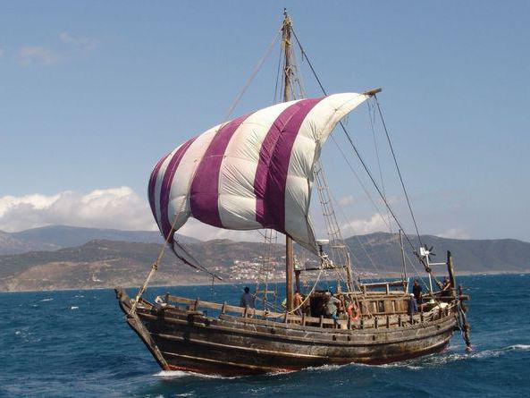 Желкенді қайықта жалаңаш Желкенді қайықта жалаңаш