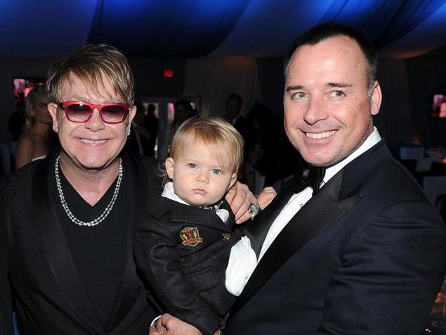 Жасырын камера юбкаға қарап тұр