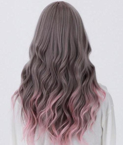 Қызғылт түсті сексуалды қызыл шашты қыз