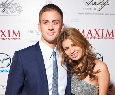 Katta xoroz yosh ayolni sikayotgan porno videoni tomosha qilish