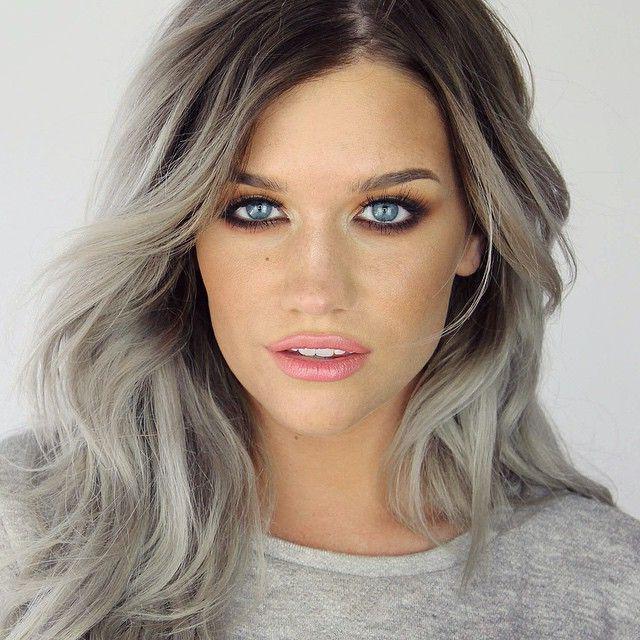 Ұрланған телефондармен жыныстық қатынас Жатқан эротикалық фотосуреттер