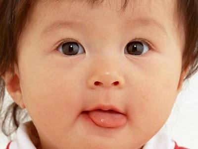 Еркектің аузына сиып жатқан қыздар