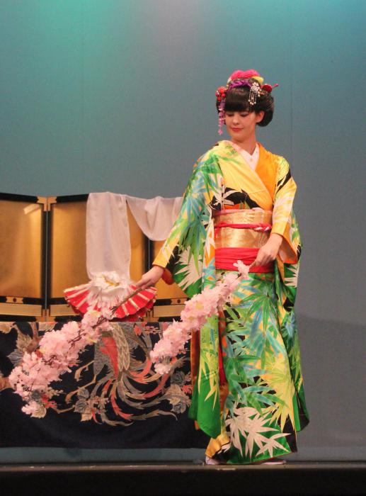 Қарттар сорды Эротикалық бикини бейнебаяны