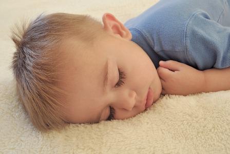 Ғимараттардың, көшелердің, пойыздардың кіреберісінде жалаңаш әйелдер