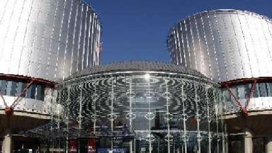 Парта үстінде кеуделі хатшымен порно