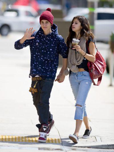 Жігіт бізді жыныстық қатынасқа түсіріп жатыр. Таңдалған онлайн анальды порно